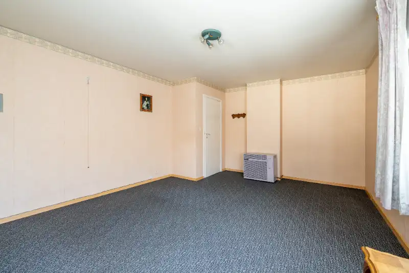 Ruime woning met tuin, 2 garages en 4 slaapkamers. foto 16