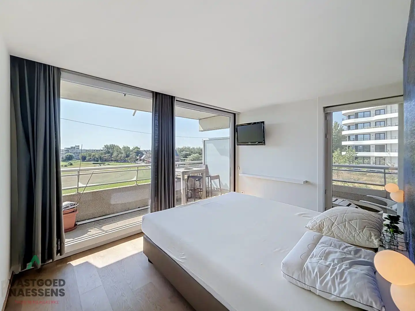 SCHITTEREND VERNIEUWD HOEKAPPARTEMENT – 2 SLPK – TERRASSEN – ZEEZICHT EN ZICHT OP GOLF foto 10
