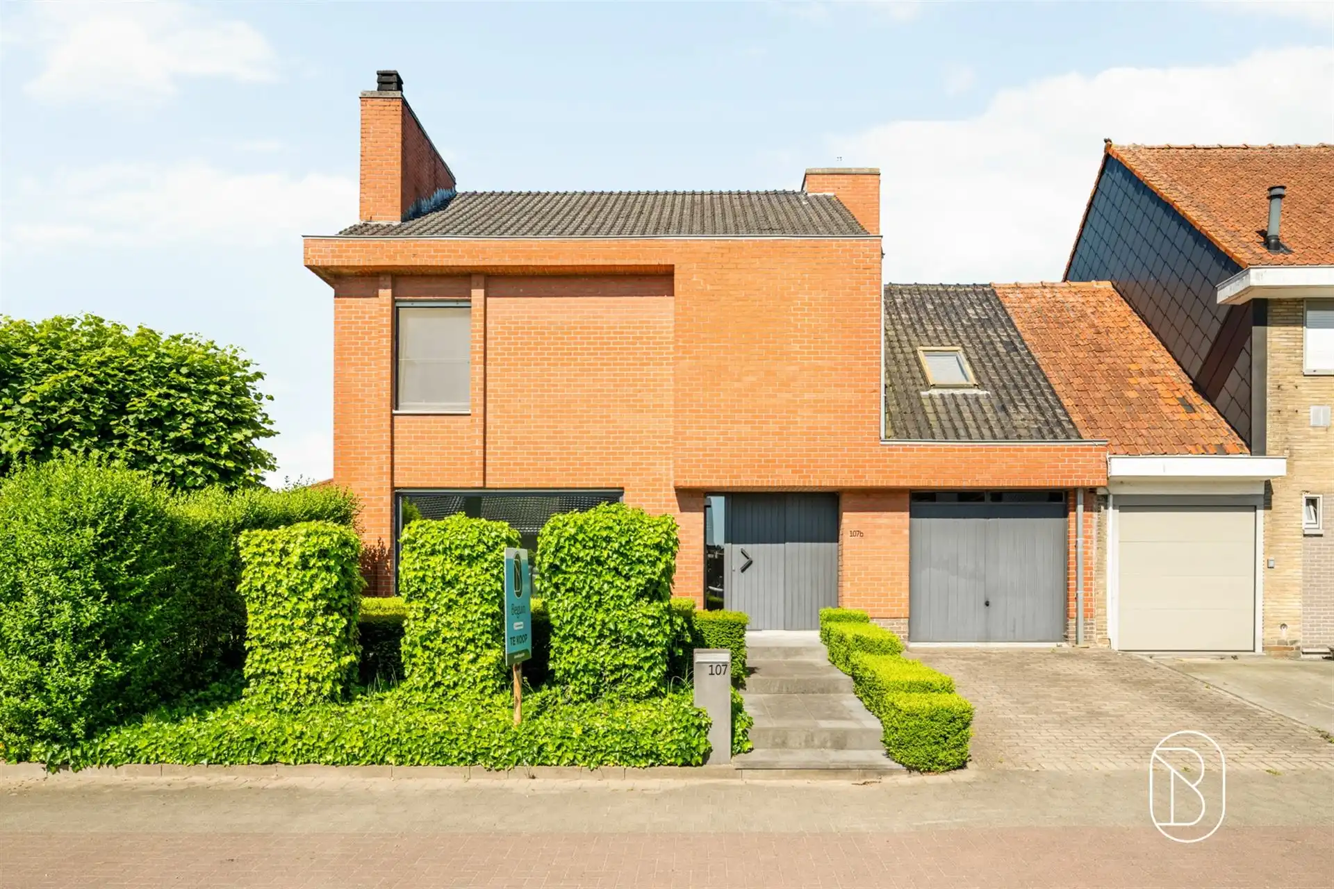 Ruime instapklare gezinswoning met garage en oprit foto {{pictureIndex}}