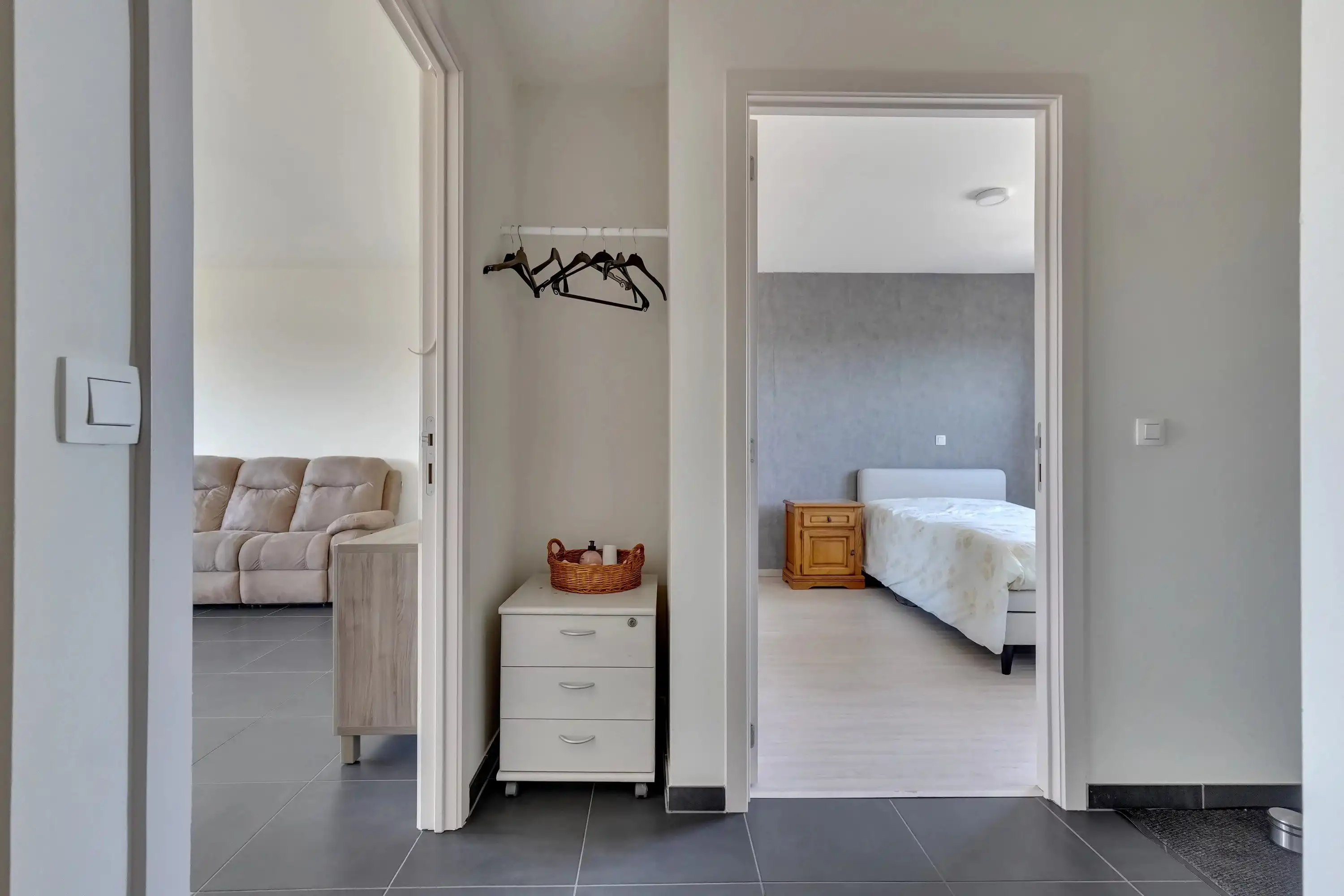 Instapklaar appartement met terras aan centrum Bilzen foto 12