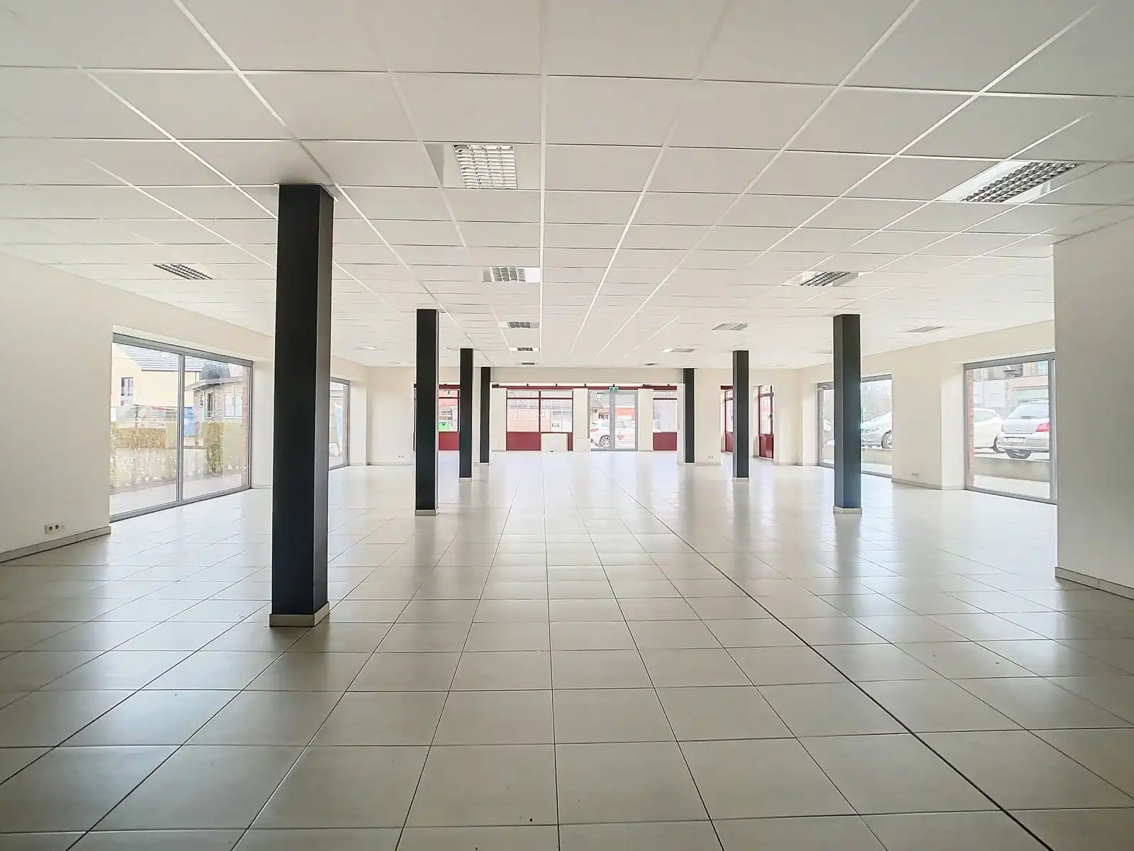 Centraal gelegen, polyvalente handelsruimte! foto 2