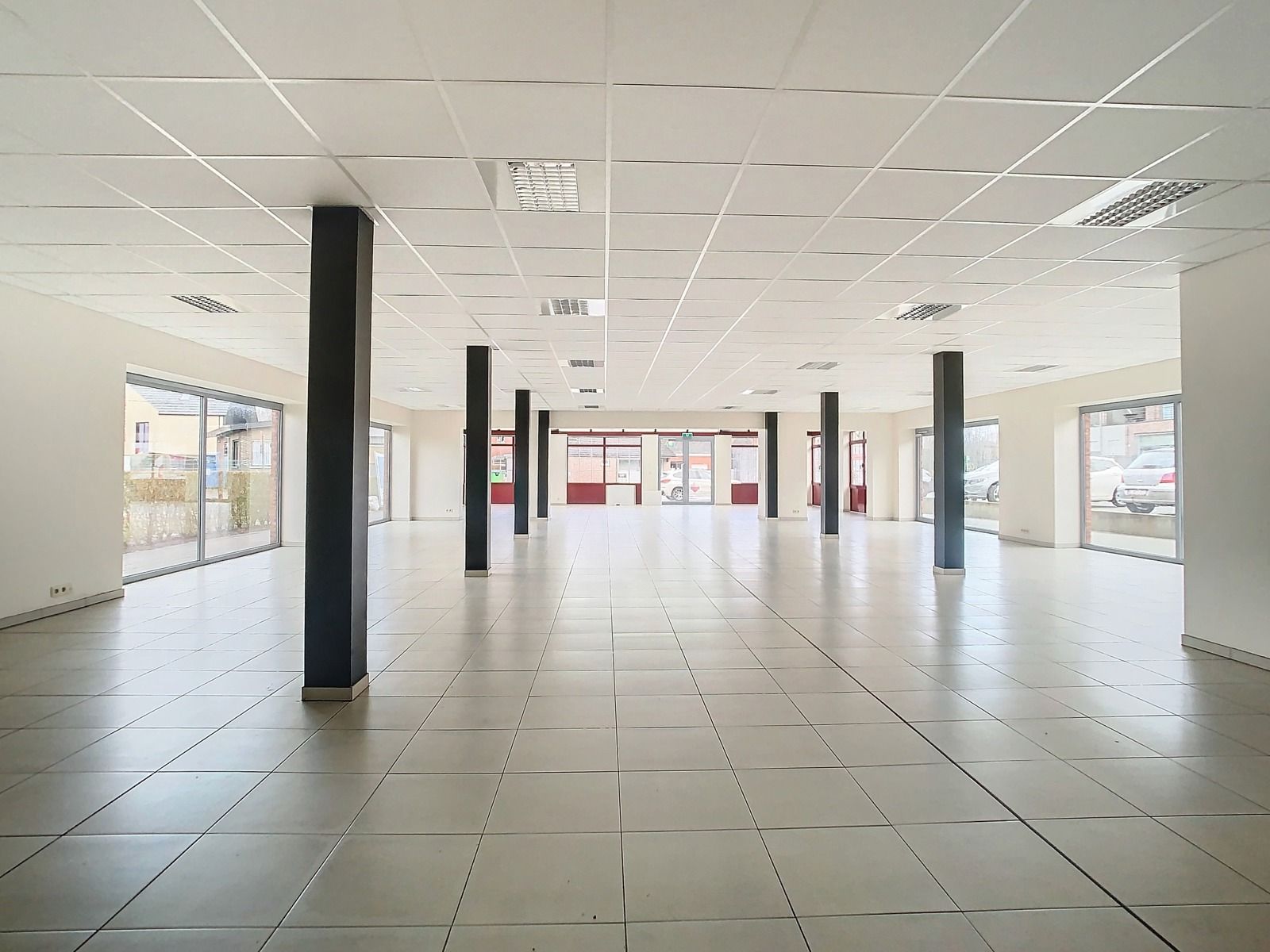 Centraal gelegen, polyvalente handelsruimte! foto 2