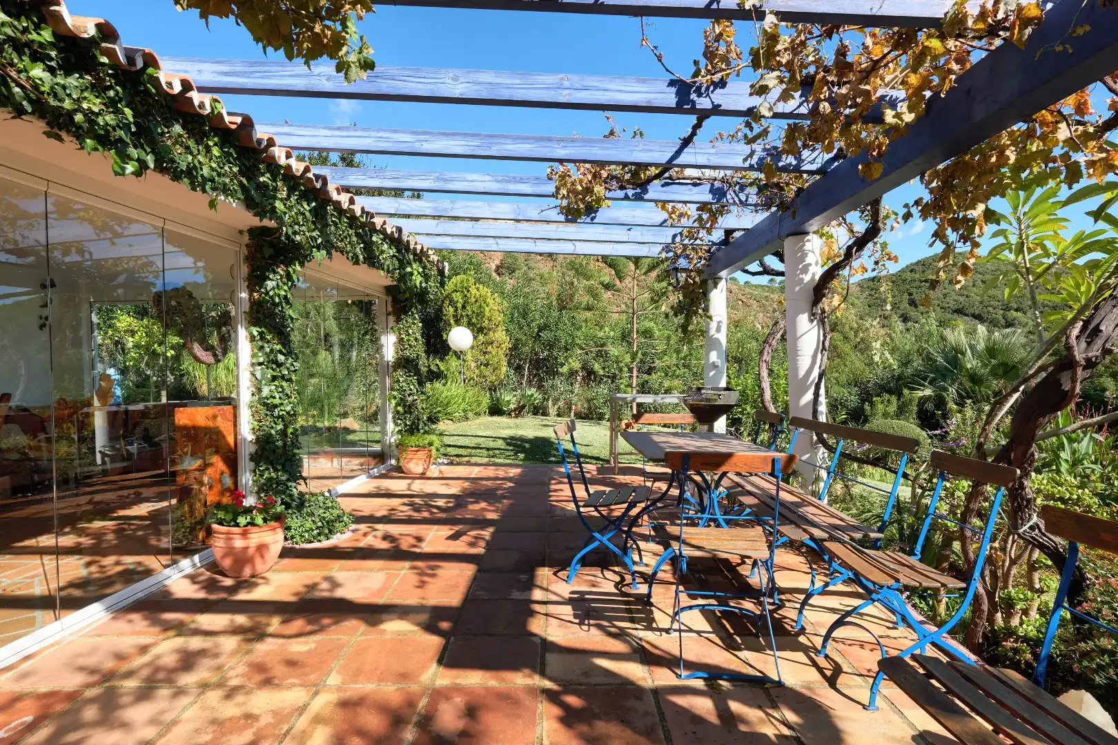 Finca dicht bij de Sierra Bermeja berg.  foto 22