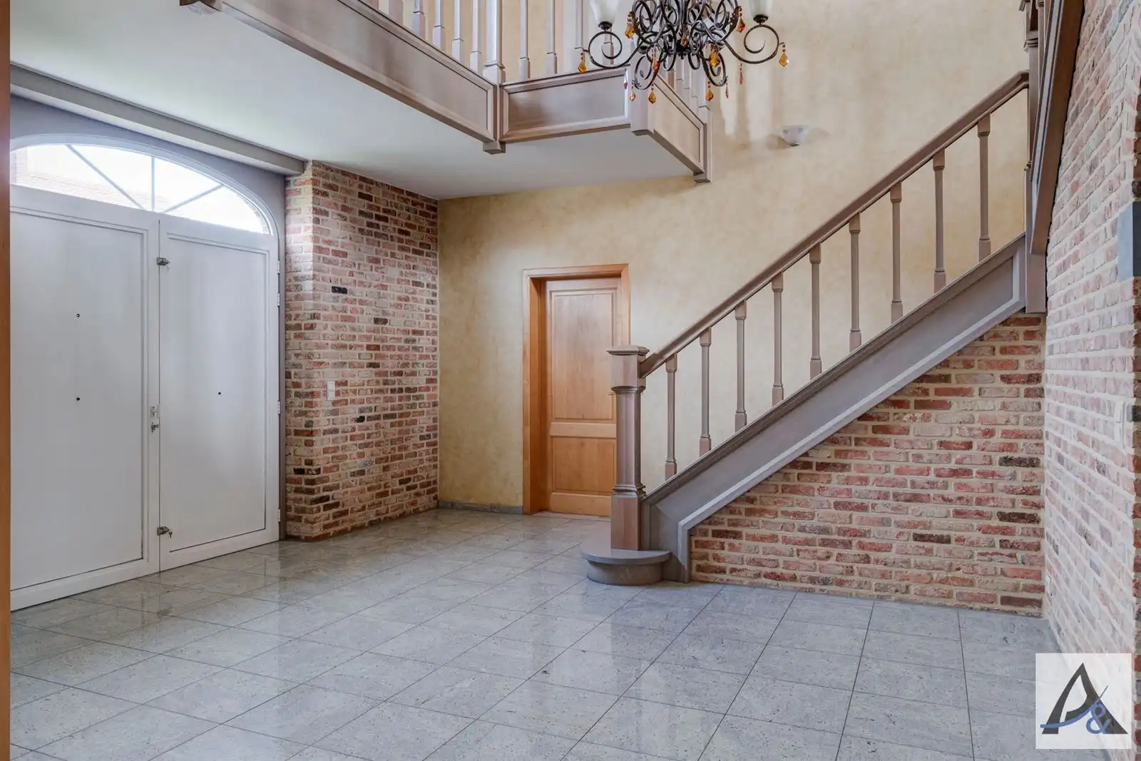 Exclusieve villa met ruime loods in hartje Munsterbilzen foto 21