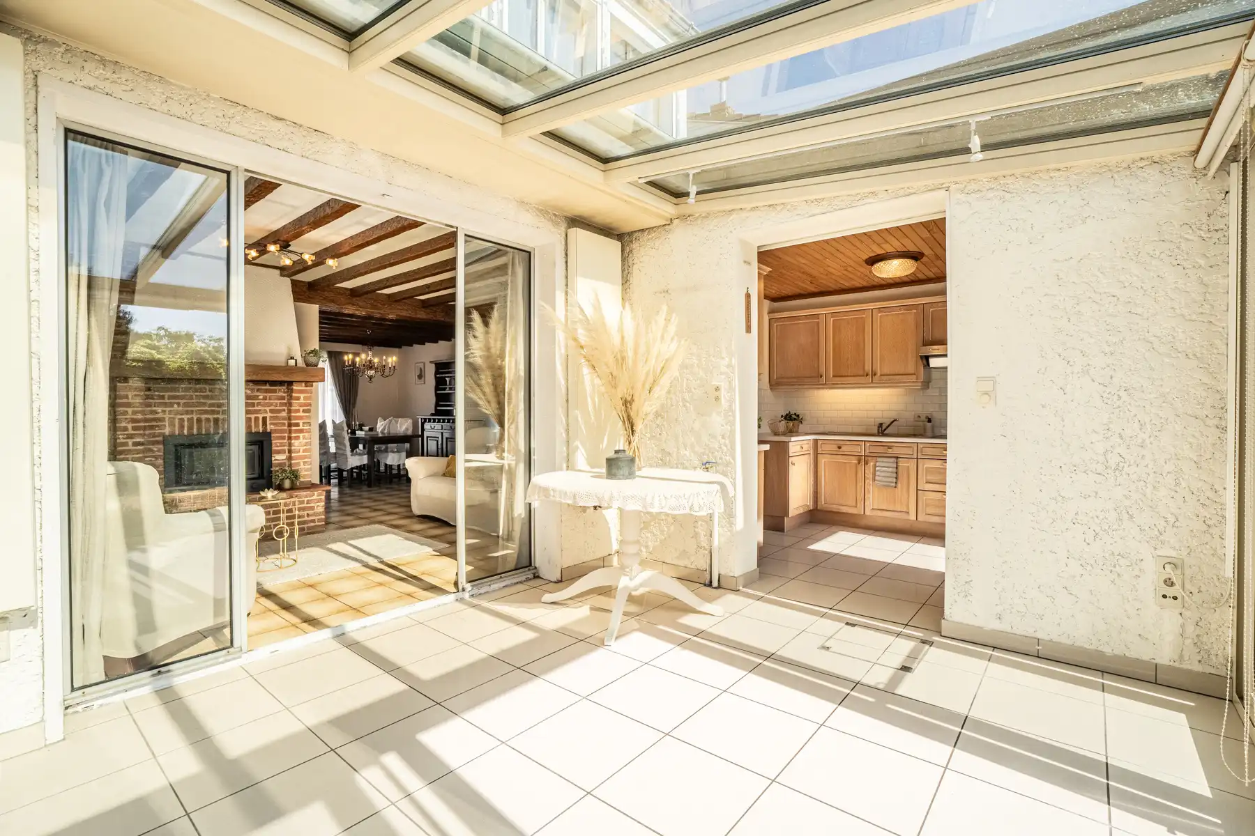 Halfopen woning met tuin, garage en oprit foto 9