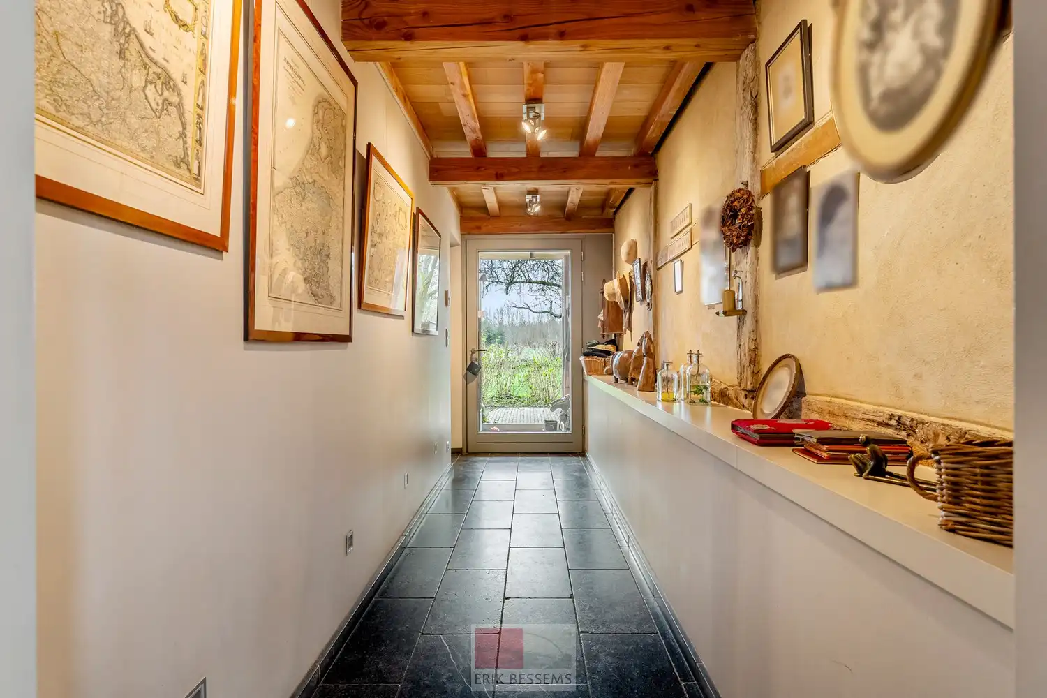 Een zeer karaktervol woonerf van maar liefst 3996 m² met bijzondere uitstraling, bestaande uit een prachtige hoofdwoning (voormalige schuur en stallen) en een charmant vakwerkhuis. foto 5