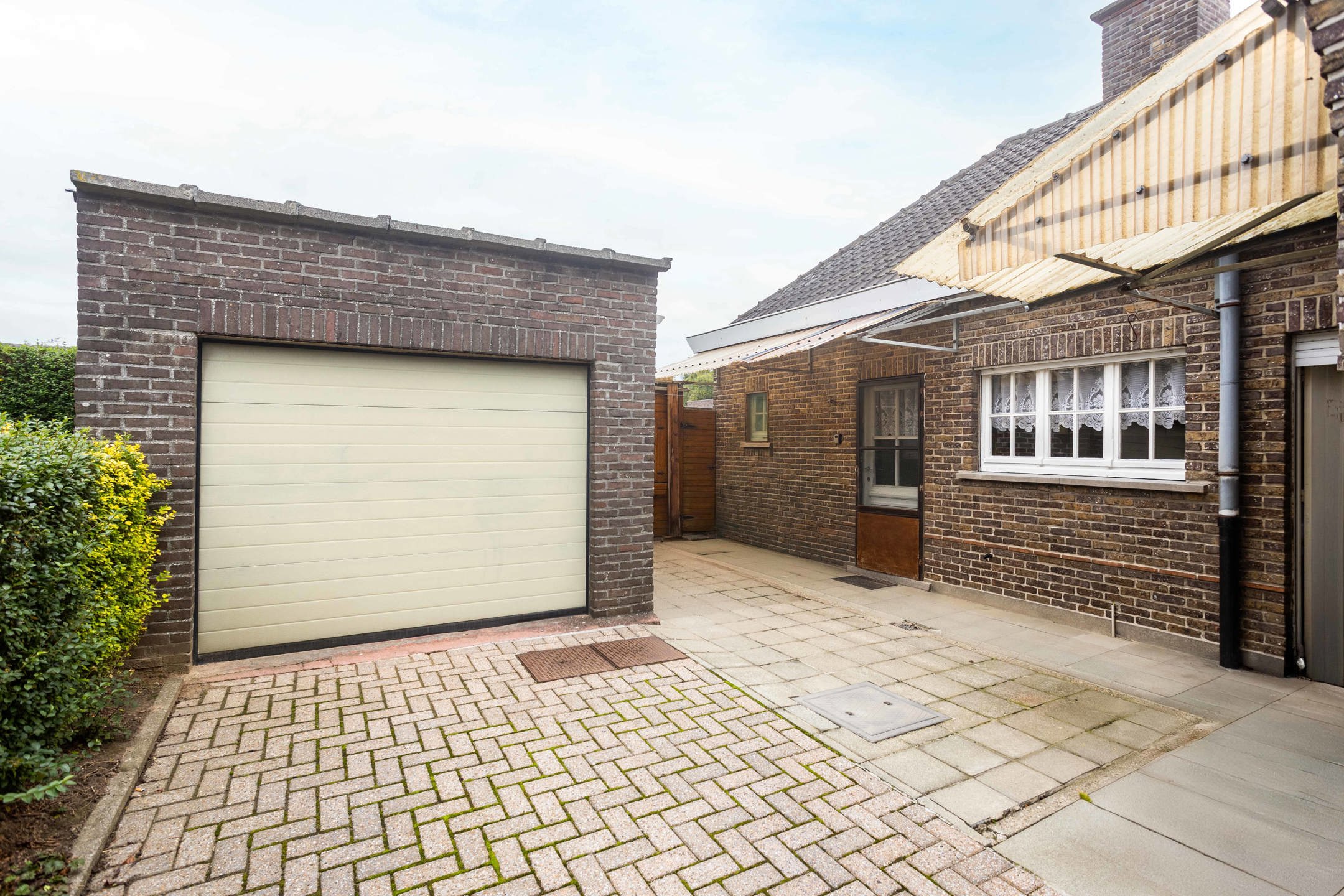 Te renoveren solide woning met garage op uitstekende locatie foto 22