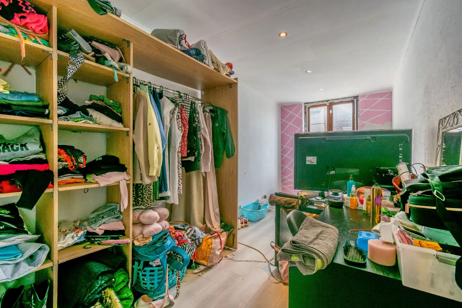 Een mooi gelegen, deels te renoveren woning met 4 slaapkamers!! foto 8