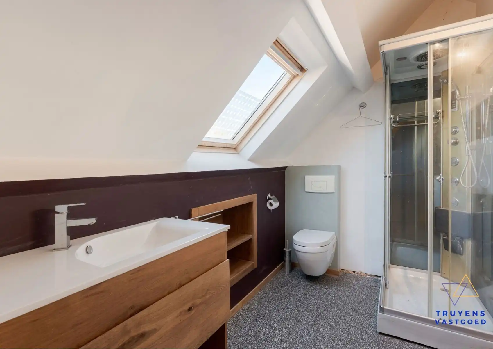 Gerenoveerde woning met 3 slaapkamers in een rustige buurt foto 19