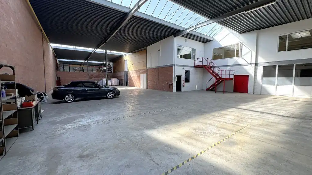 Magazijn met kantoren te huur vlakbij A12 in Wilrijk foto 3
