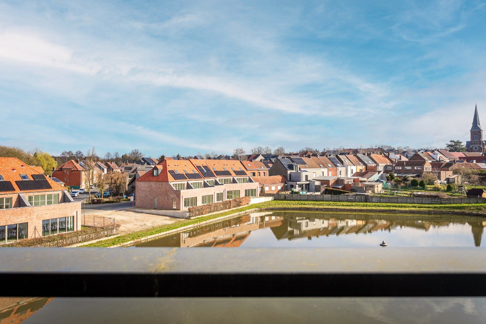Moderne assitentiewoning met ruim terras en autostaanplaats foto 3