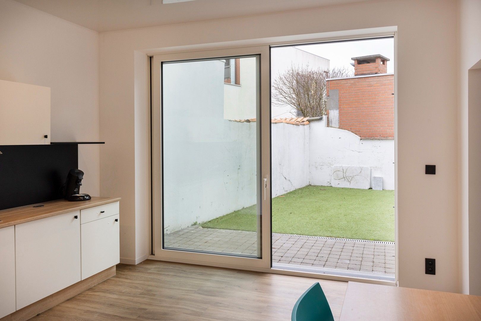 Meergezinswoning met handels/woongelijkvloers en twee extra appartementen centraal Meulebeke. foto 5