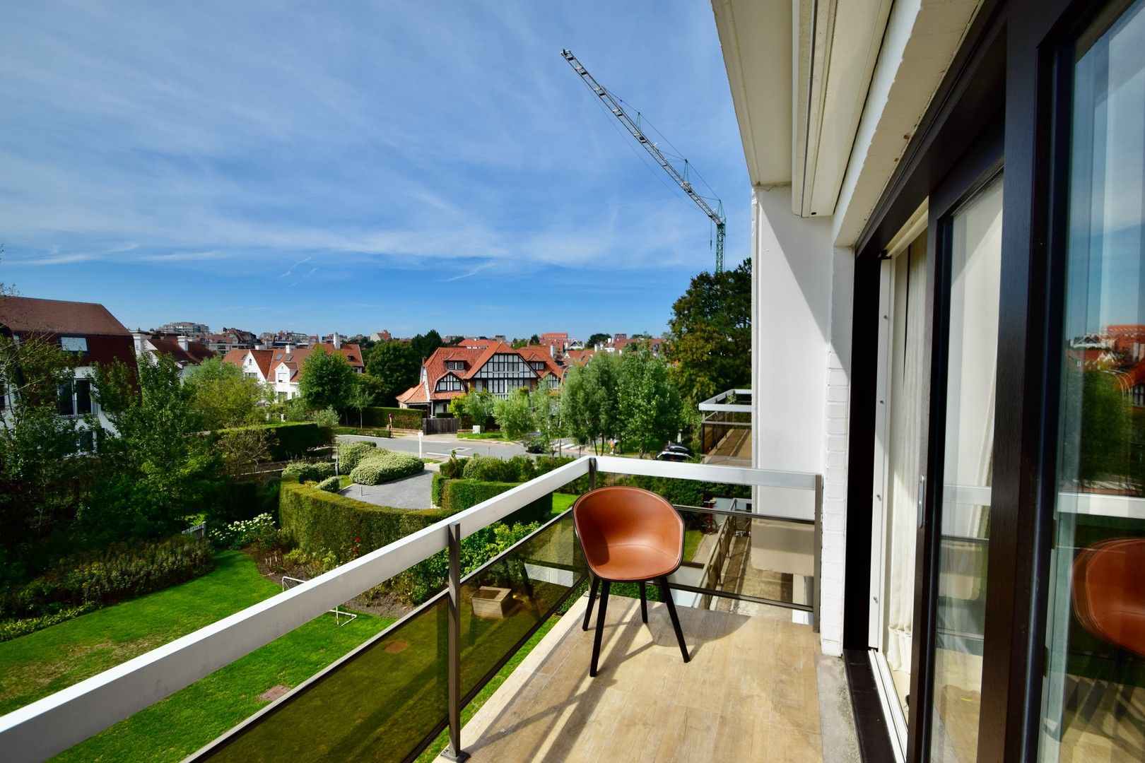 Zonnig gerenoveerd appartement met zuidwestgericht terras en open zicht op wandelafstand van het strand in hartje Zoute. foto 5