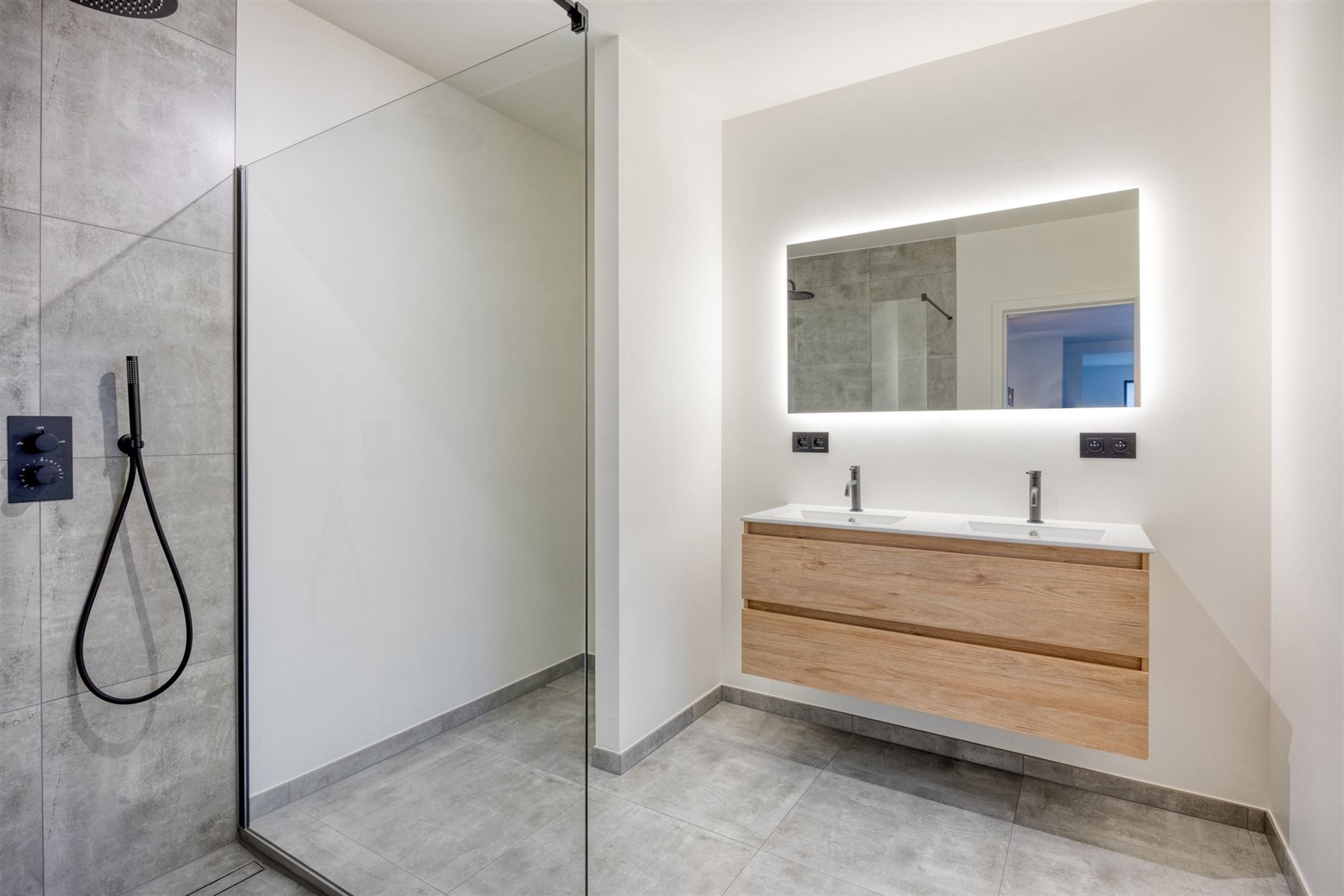 Moderne woning met 3 slaapkamers, 2 badkamers aan de vaart foto 14