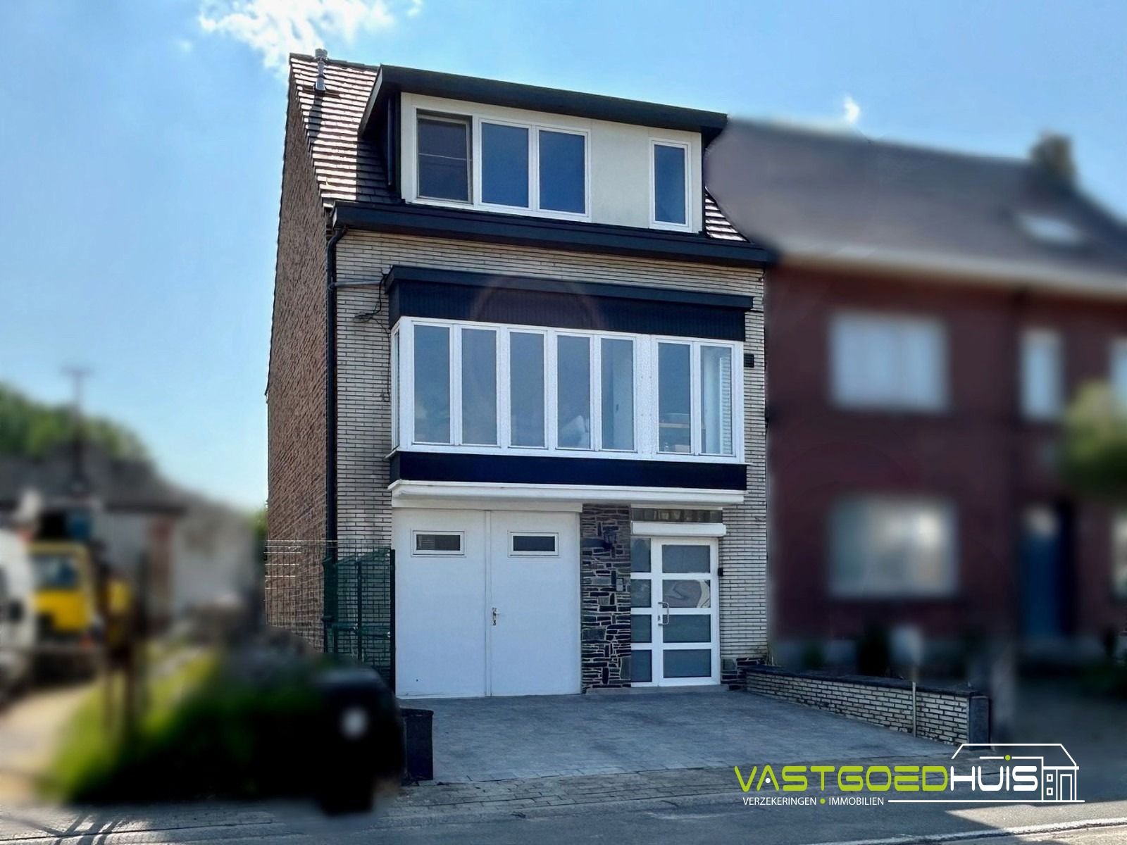 Eigentijdse gezinswoning met tuin en garage foto {{pictureIndex}}