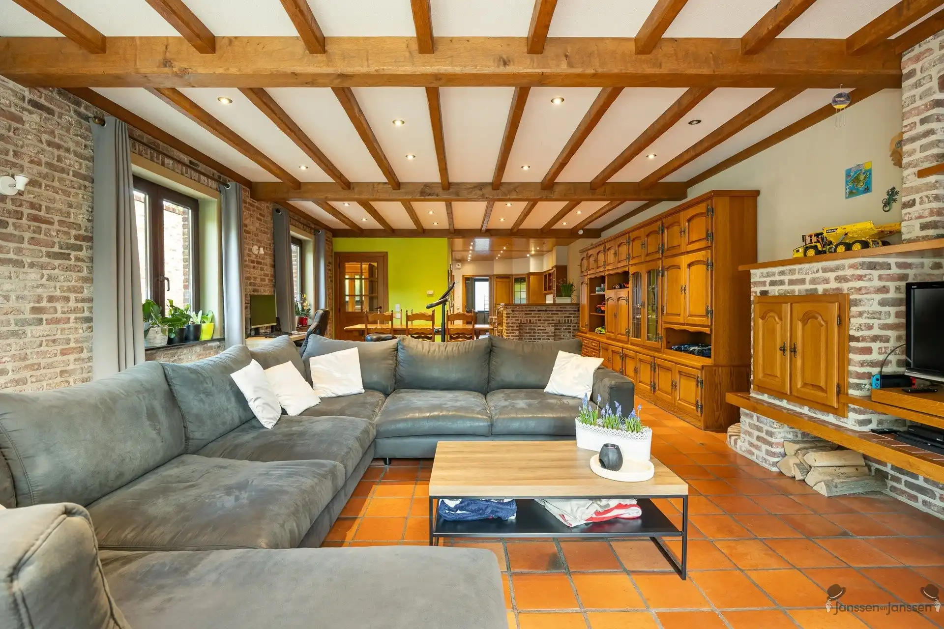 Ruime gezinswoning met 5 slaapkamers foto 9