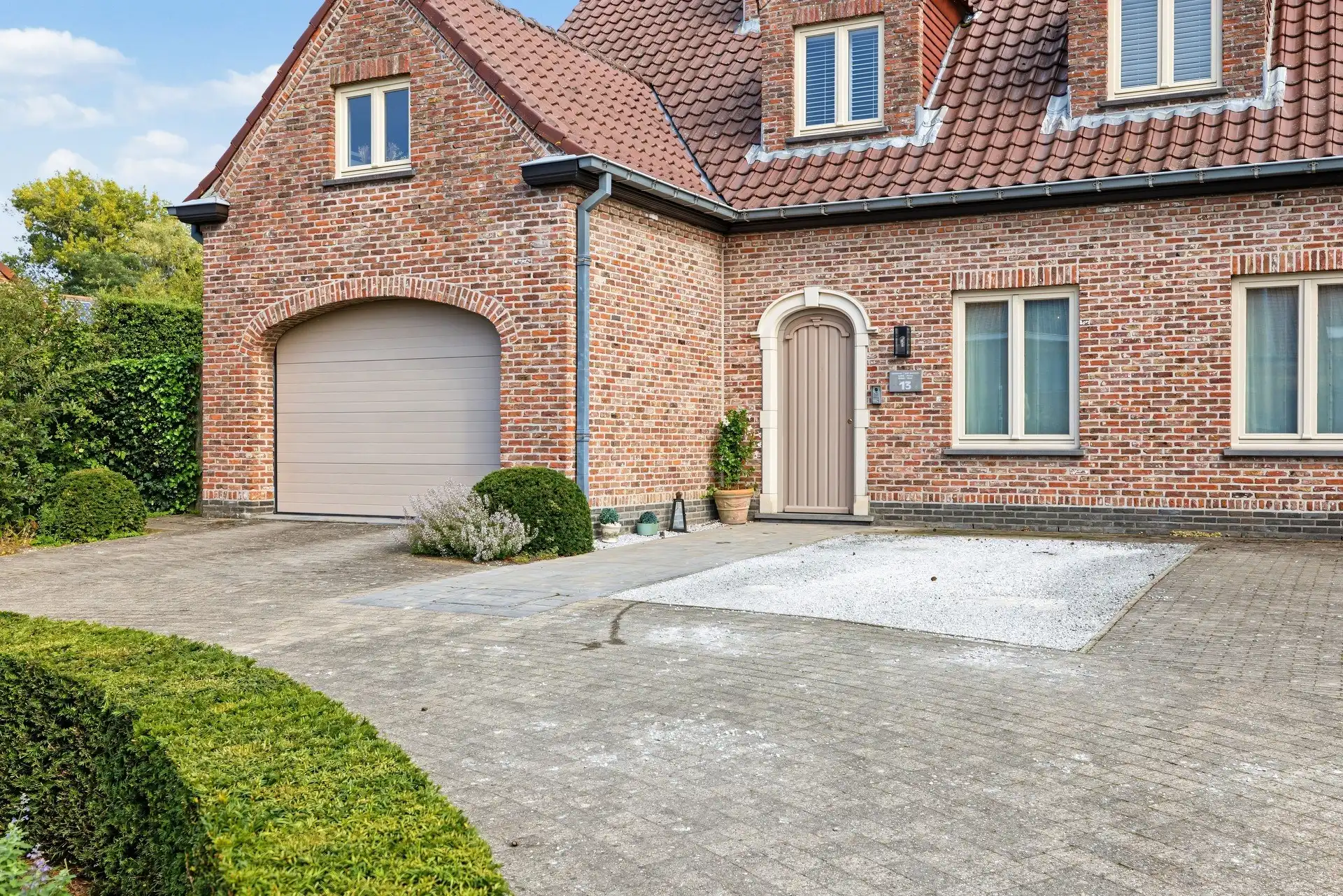 Ruime gezinswoning in klassiek landelijke stijl met aanpalende werkplaats van ca. 435m² foto 4