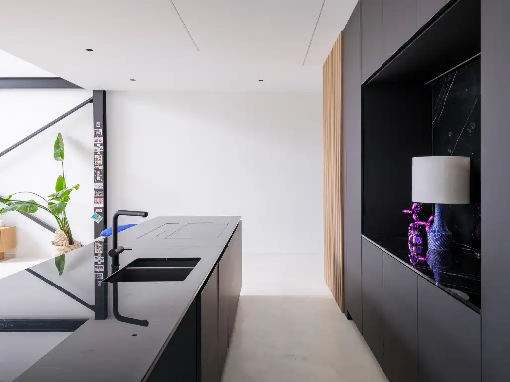 Luxueus en tijdloos – Exceptionele loft met 2 slaapkamers, aparte bureauruimte en ruim terras in een beschermd gebouw met een rijke industriële voorgeschiedenis. foto 9