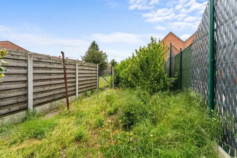 Roeselare-stadsrand.  Te renoveren ruime stevige rijwoning met 3-4 slaapkamers op een mooi perceel van 263m2.  Ideaal voor doe-het-zelver en renoveerder/investeerder. foto 6