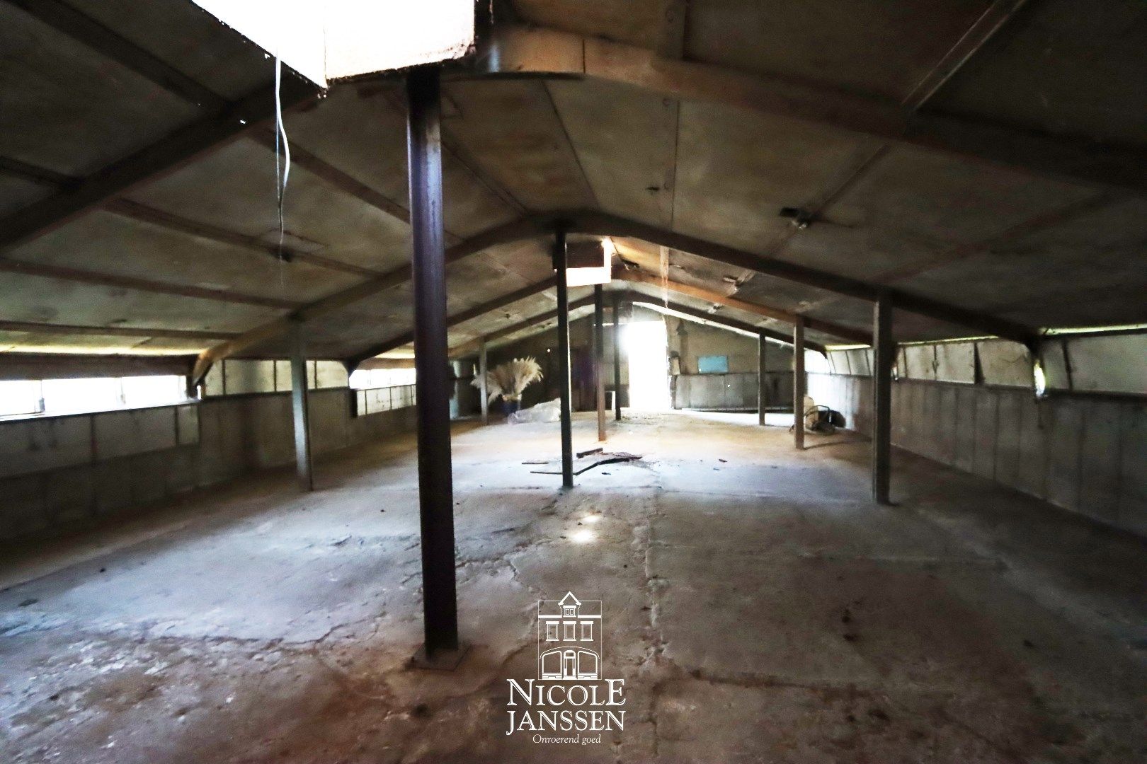 Woning met loods/stallen foto 13