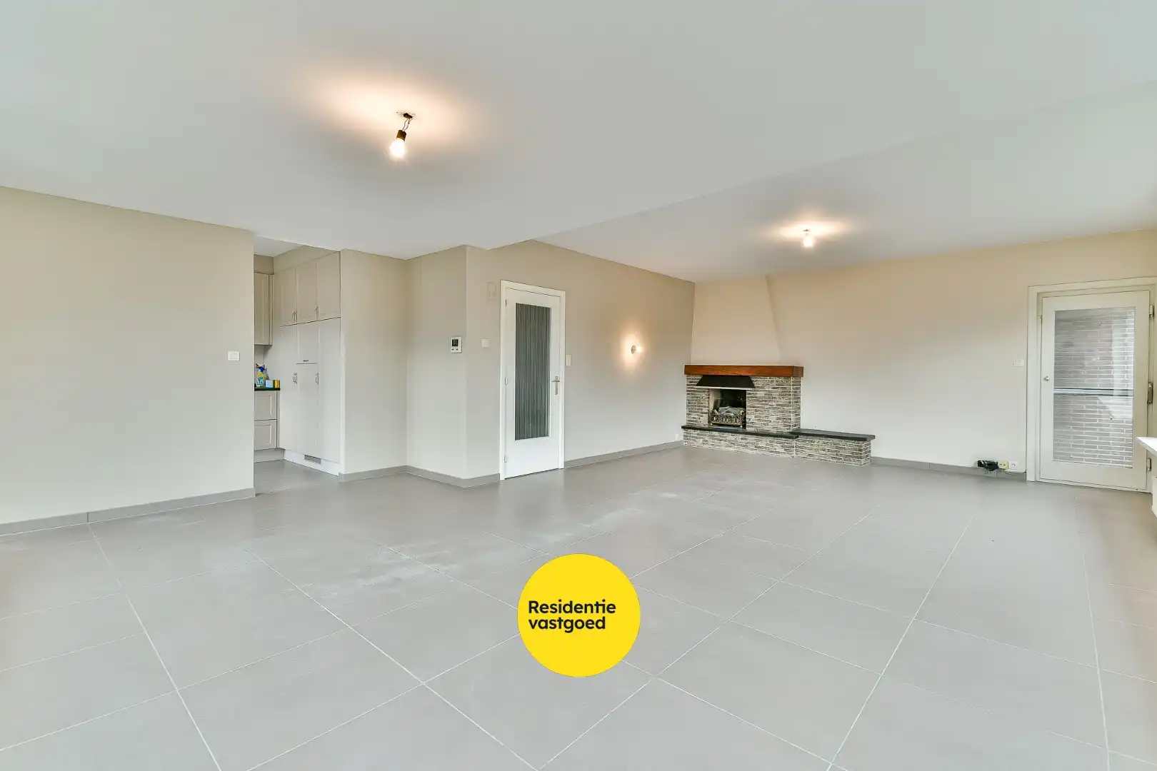 Appartement met 2 slaapkamers op de markt van Oudenburg met garage foto 3