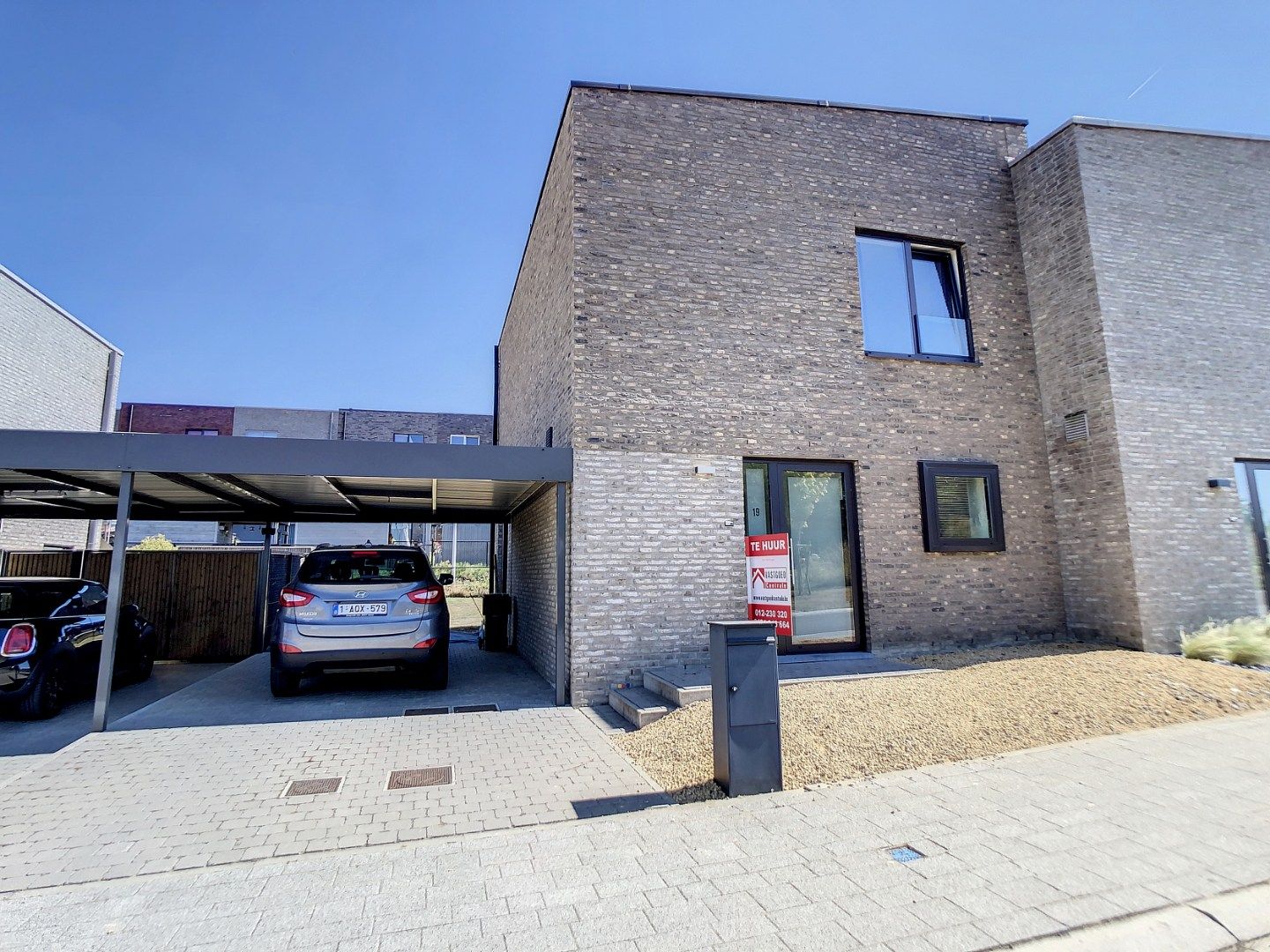 Recente woning met 3 slaapkamers, berging, carport en tuin te Tongeren foto {{pictureIndex}}