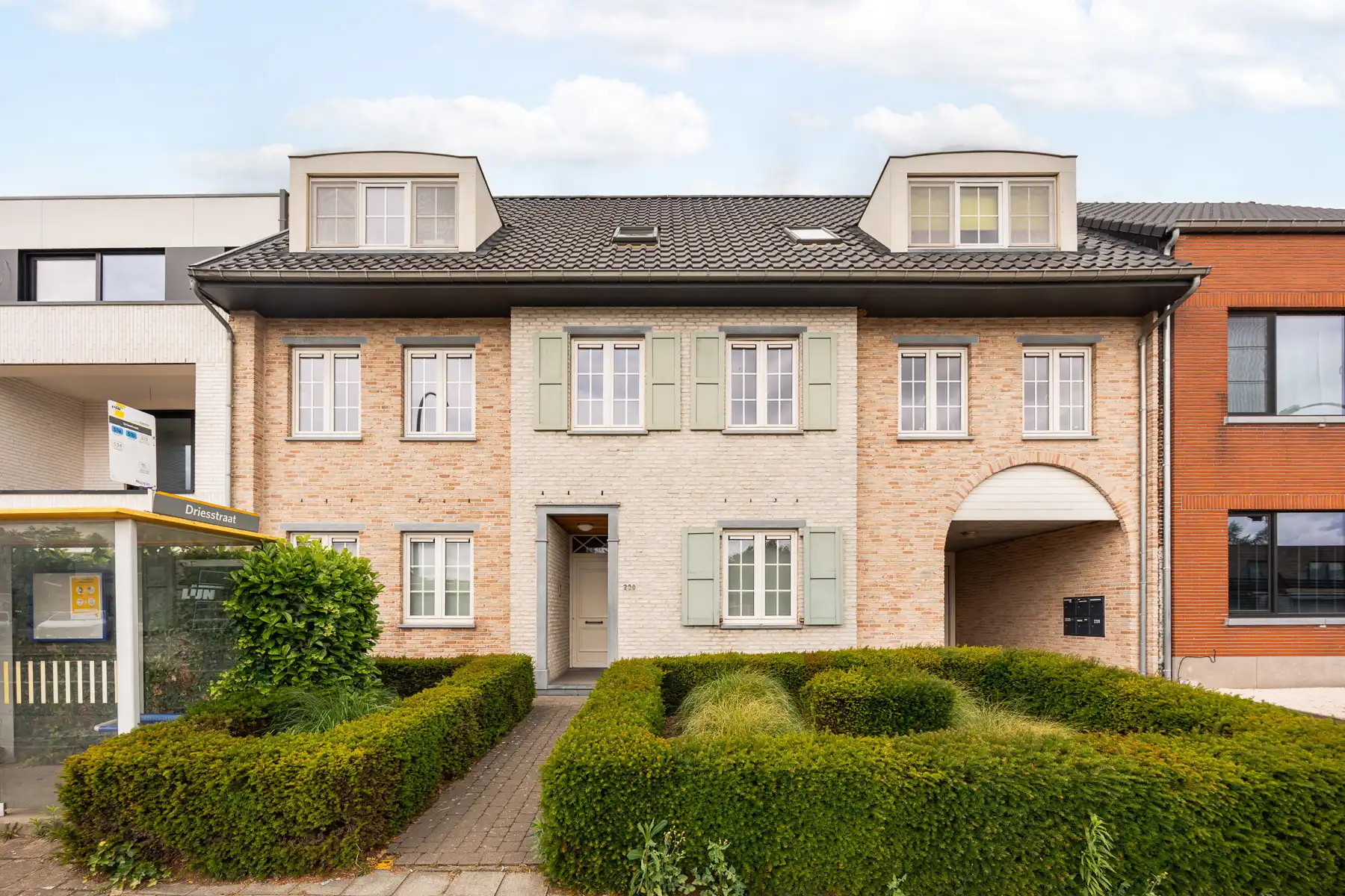 Instapklaar gelijkvloers appartement met tuin en carport foto {{pictureIndex}}