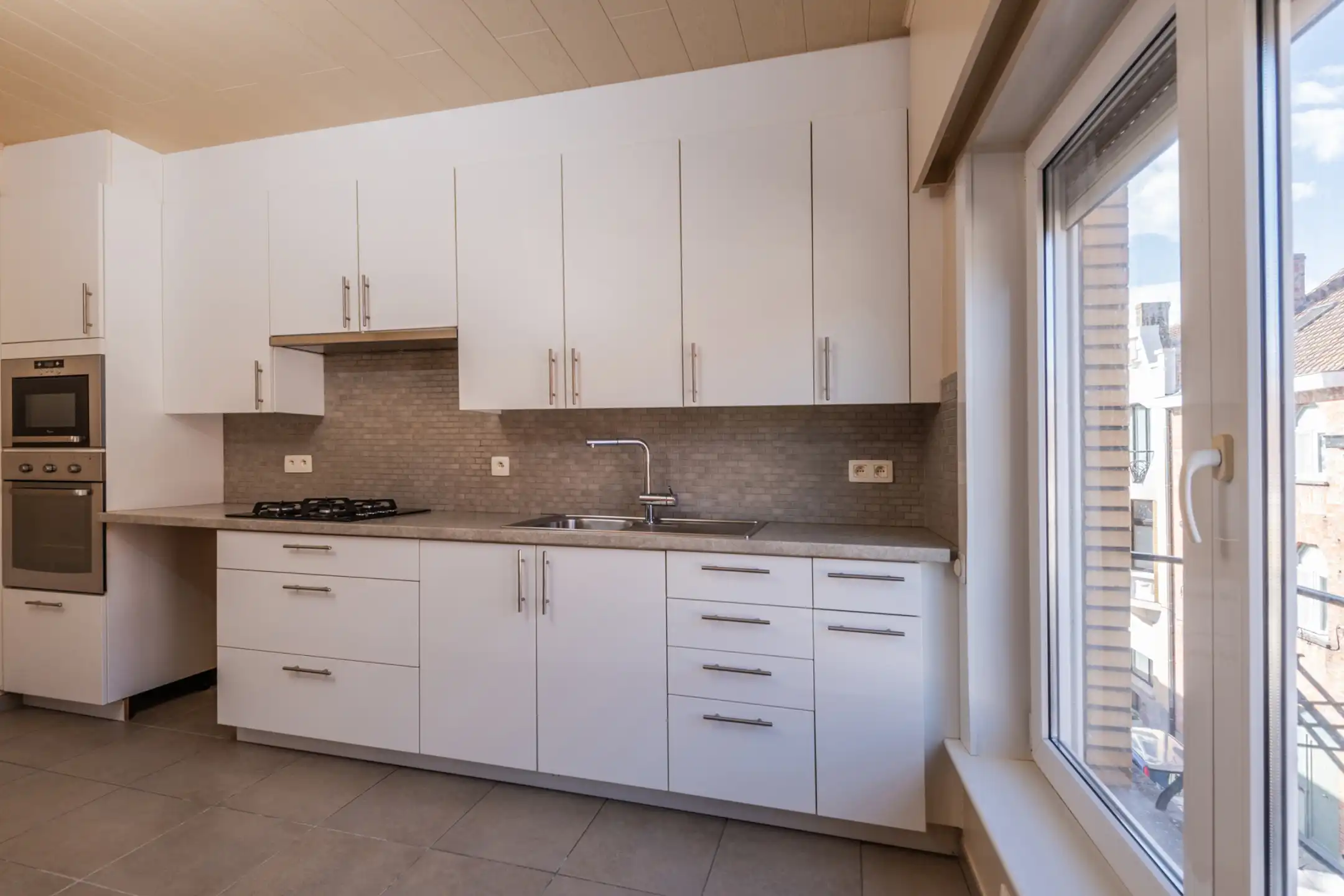 Instapklaar 2-slaapkamerappartement met zonnig terras te koop in De Panne. foto 21