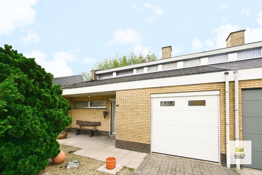 Te renoveren woning met 3 slaapkamers en zongerichte tuin op centrale ligging te Tielt foto 4