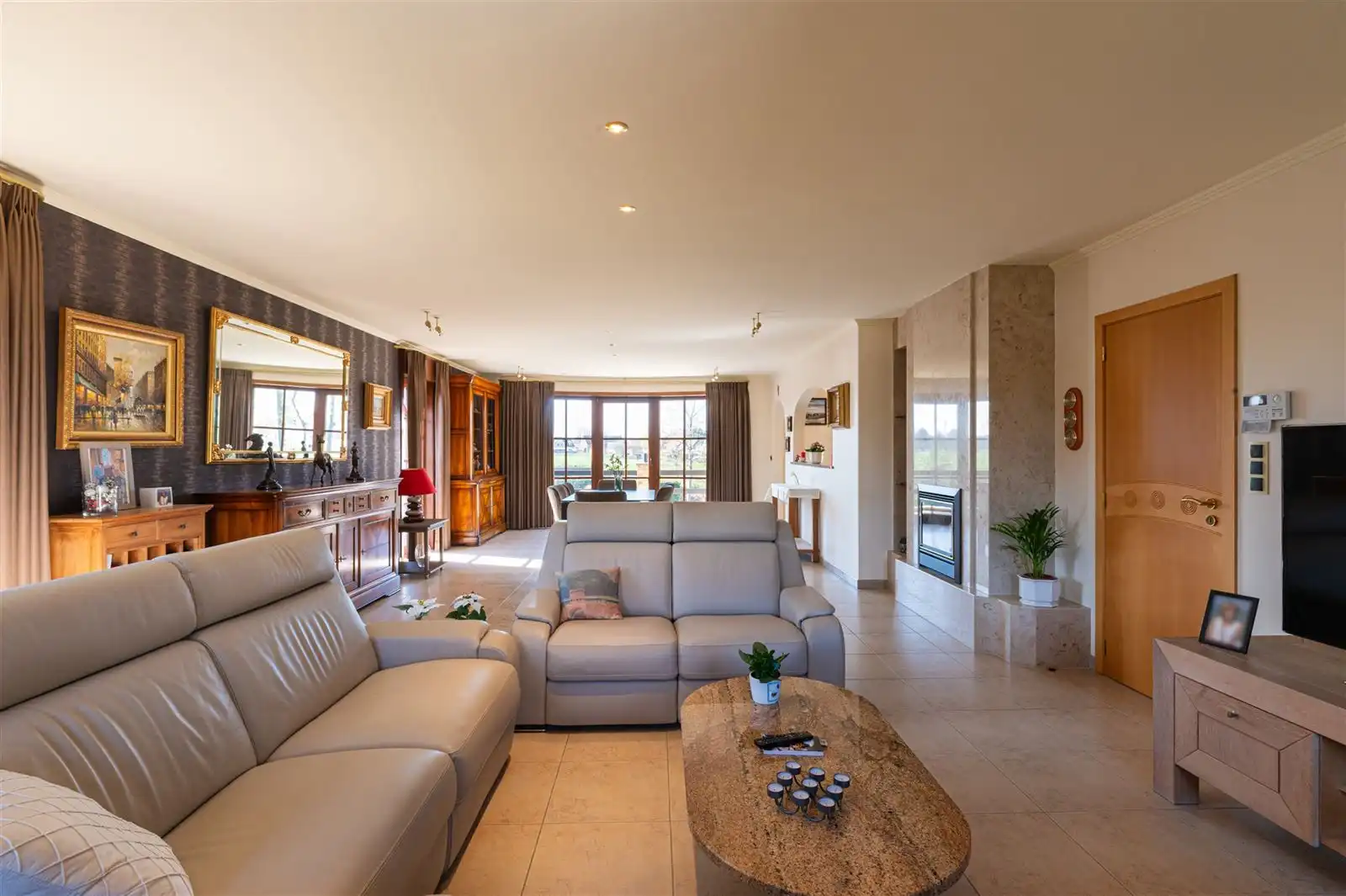 Ruime lichtrijke villa met tuin op 15are50 foto 6