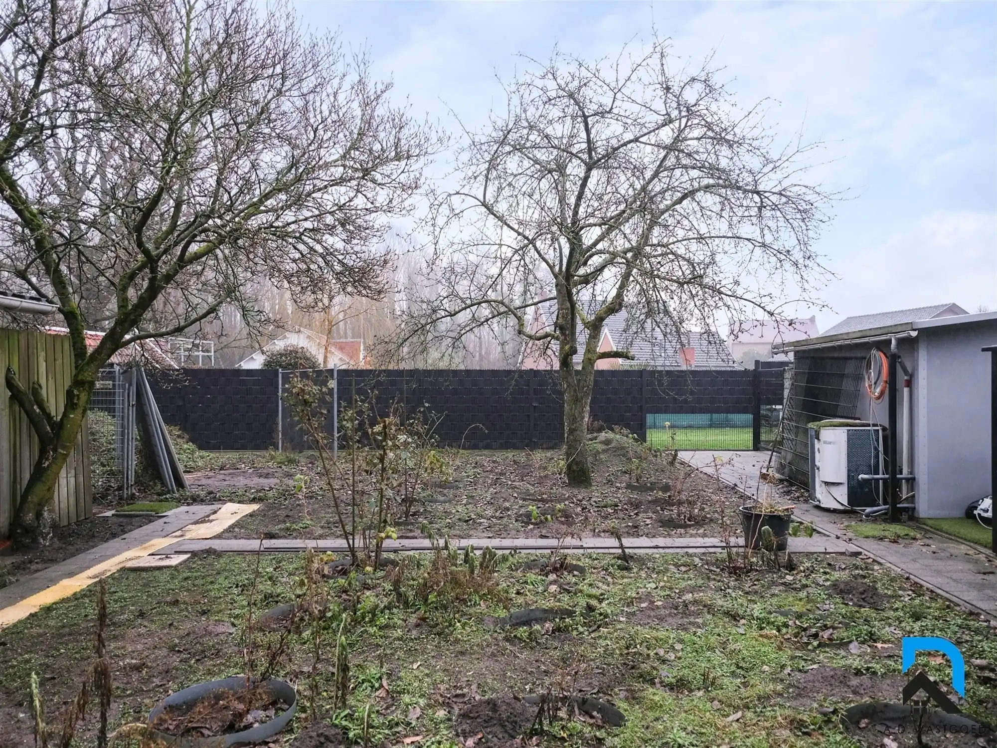 Ruime woning met prachtige tuin foto 42