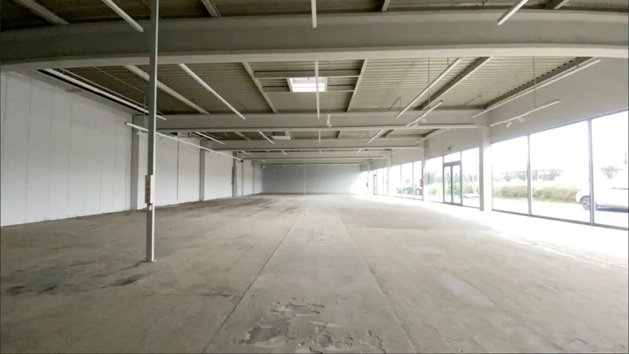 Handelspand met uitstekende visibiliteit langs de N16 in Sint-Niklaas foto 8