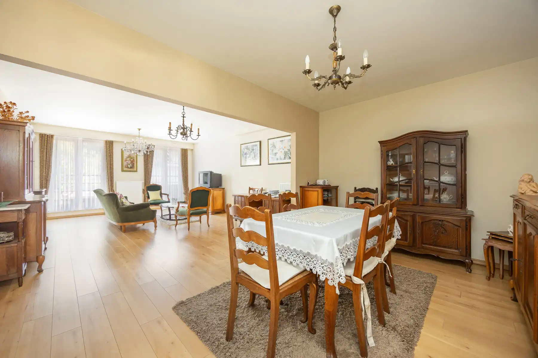 Instapklaar appartement op de 1ste verdieping met 2 slaapkamers, terras en autostaanplaats.  foto 6