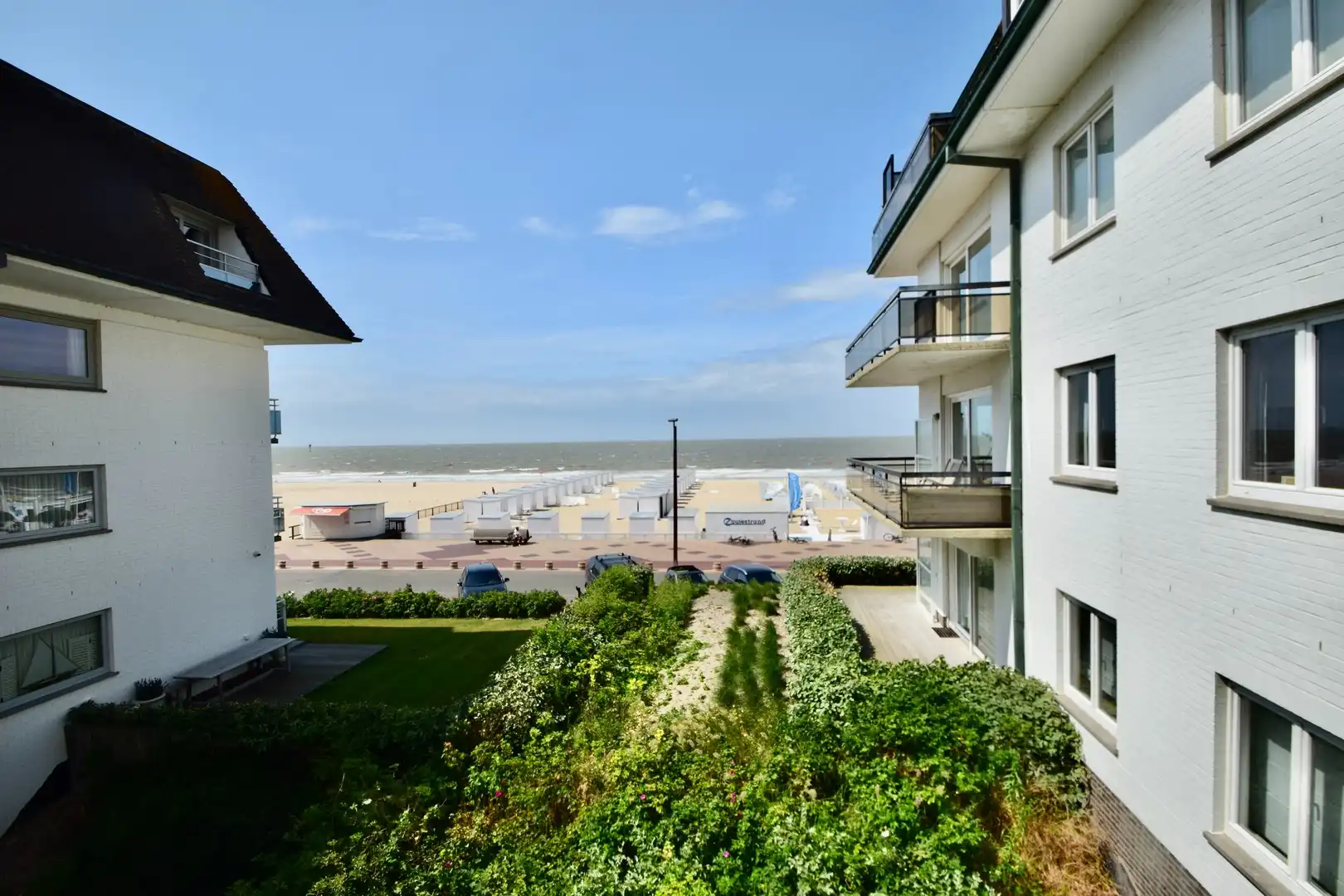 Luxueus gerenoveerd hoekappartement met zeezicht vlakbij de wandeldijk in het Zoute. foto {{pictureIndex}}