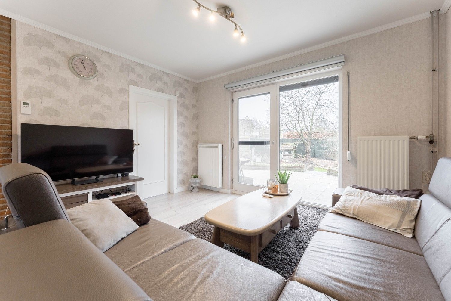 Mooie instapklare  woning op 1170m² dichtbij de grens! foto 12