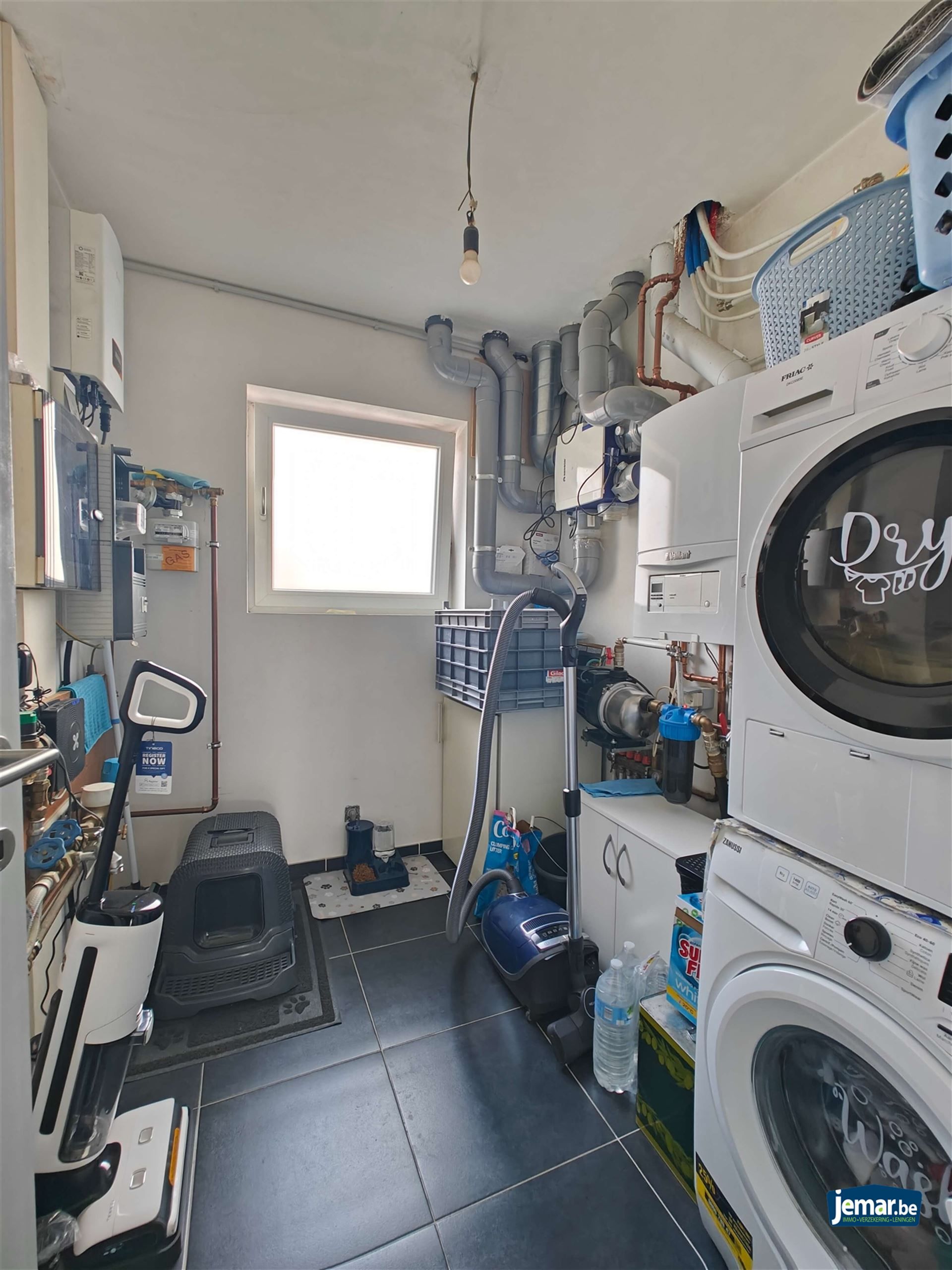 Woning met 5 slaapkamers, 2 badkamers en een grote garage foto 8