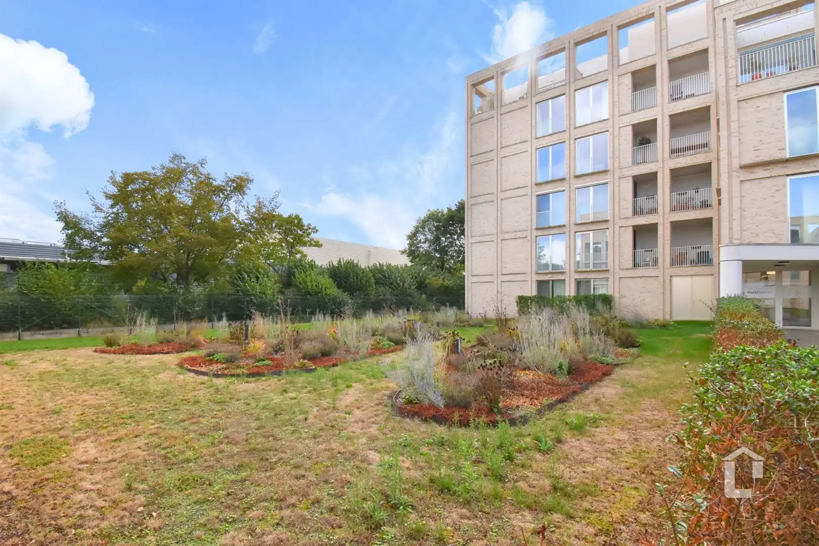 Groen appartement met terras en parking foto {{pictureIndex}}