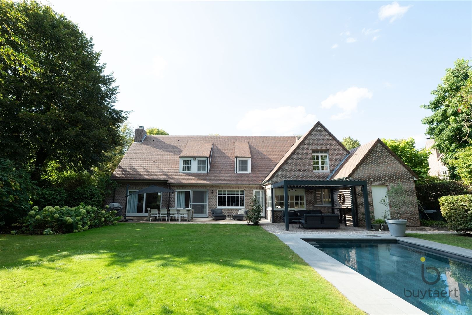 EXCLUSIEF: stijlvolle villa met een tijdloze inrichting op een toplocatie te Schilde! foto {{pictureIndex}}