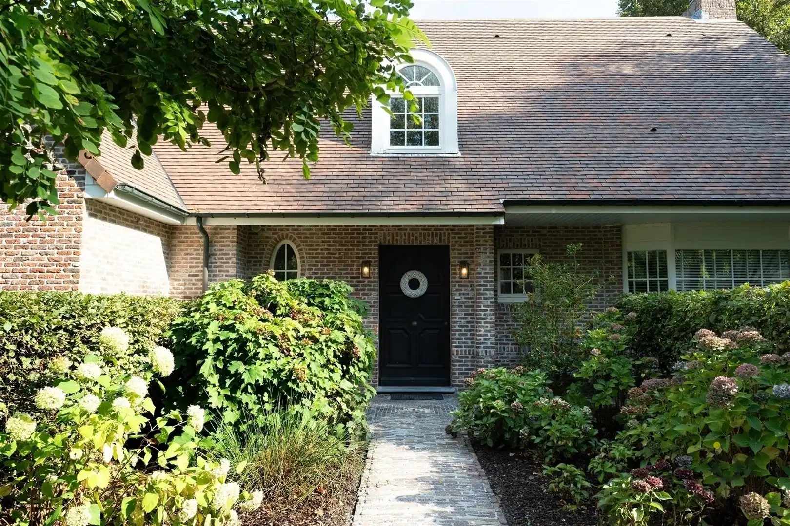 EXCLUSIEF: stijlvolle villa met een tijdloze inrichting op een toplocatie te Schilde! foto {{pictureIndex}}