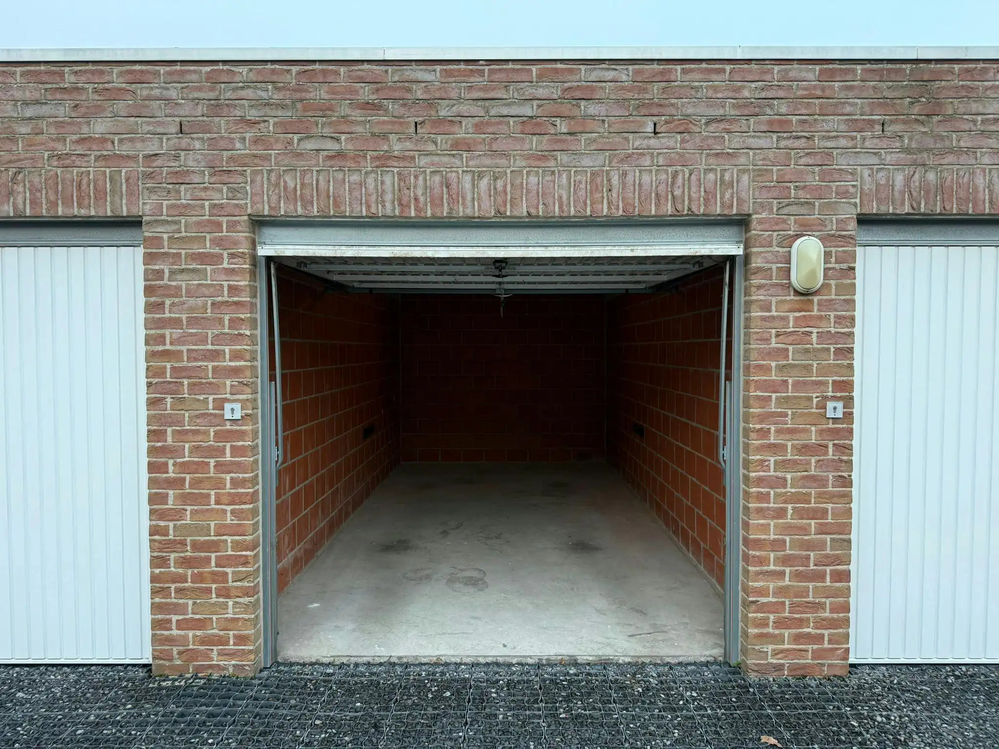 Garagebox te koop in centrum Waregem foto {{pictureIndex}}
