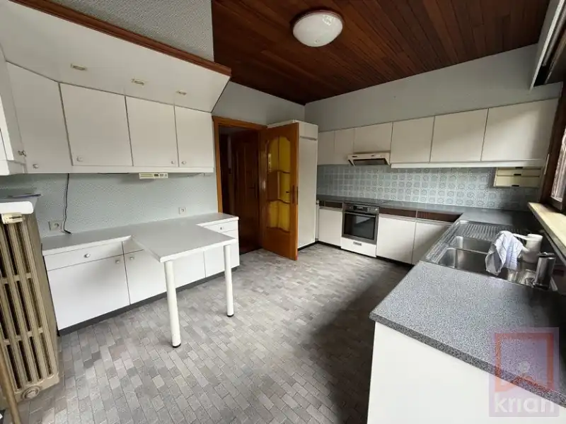 Ruime woning met tuin, 2 grote garages en kelder op 688m²! foto 6