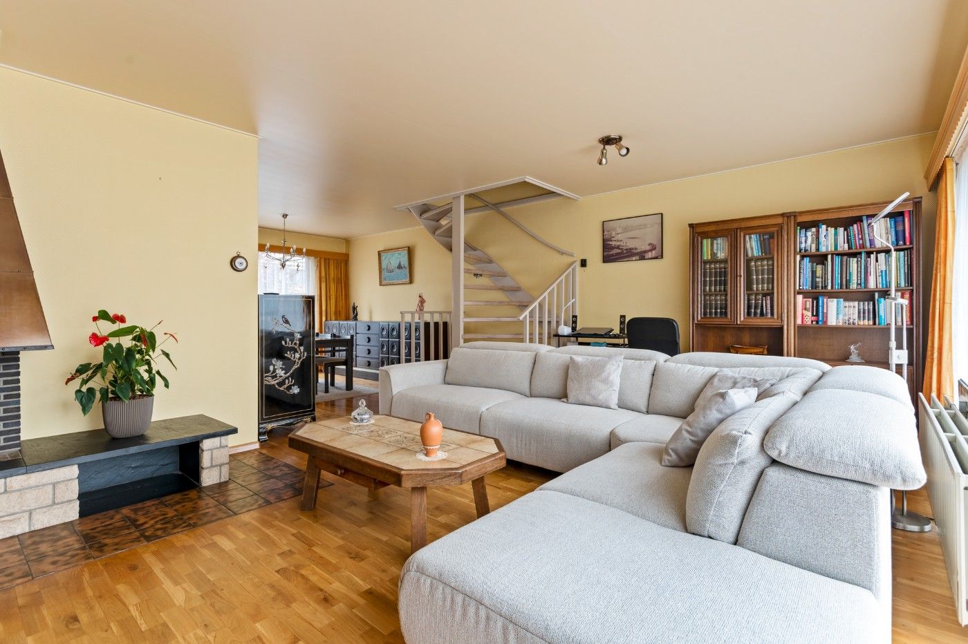 Op te frissen woning met 4 à 5 slpk., inpandige garage en zuidwest-tuin foto 3