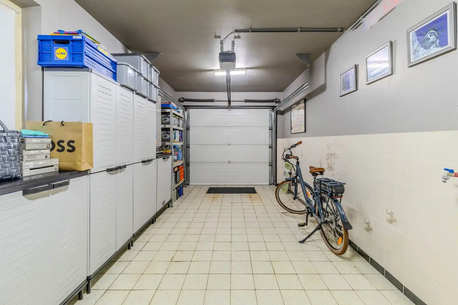 Charmante woning met 3 slaapkamers, terras en inpandige garage in het gezellige Rekem foto 24
