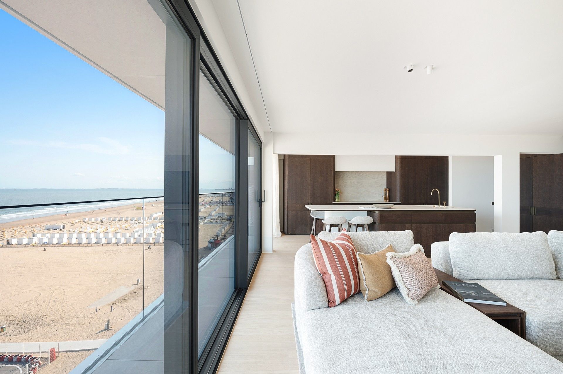 Exclusief en luxueus gerenoveerd appartement met frontaal zeezicht op topligging in Het Zoute foto 12