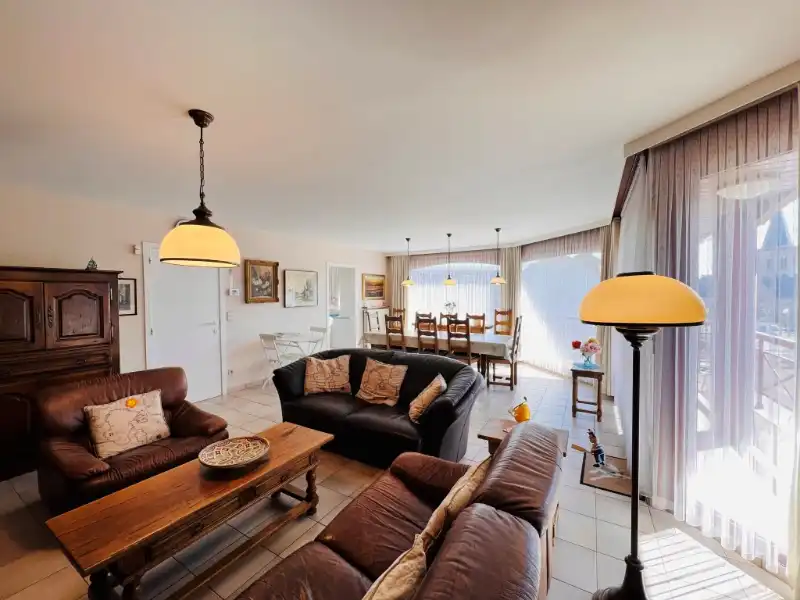 Ruim woonappartement met 3 slaapkamers en carport foto {{pictureIndex}}