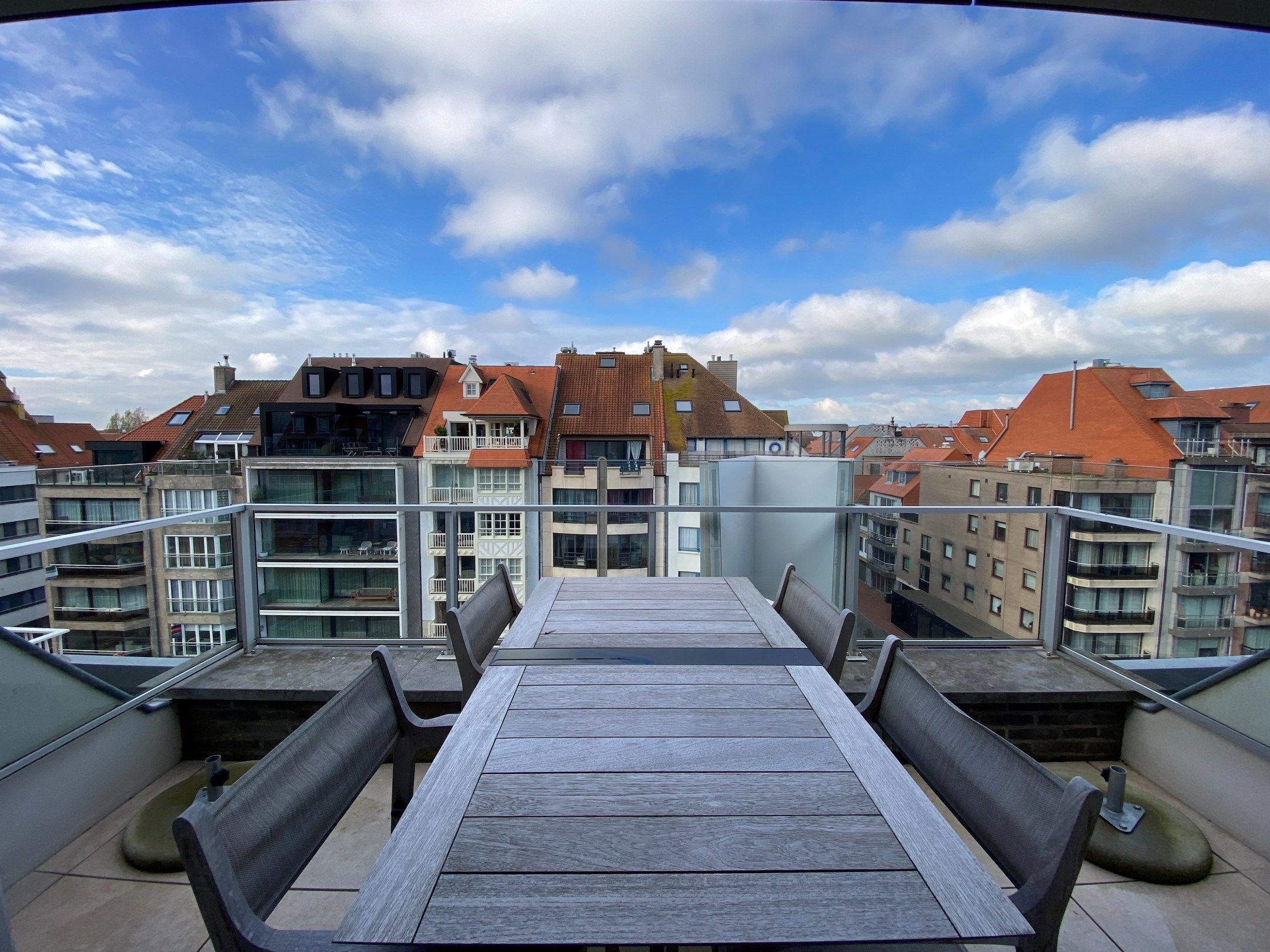 GEMEUBELD - Duplex appartement met 3 volwaardige slaapkamers en twee ruime zongerichte terrassen met open zichten, gelegen aan de zonnekant van de Lippenslaan.  foto 2