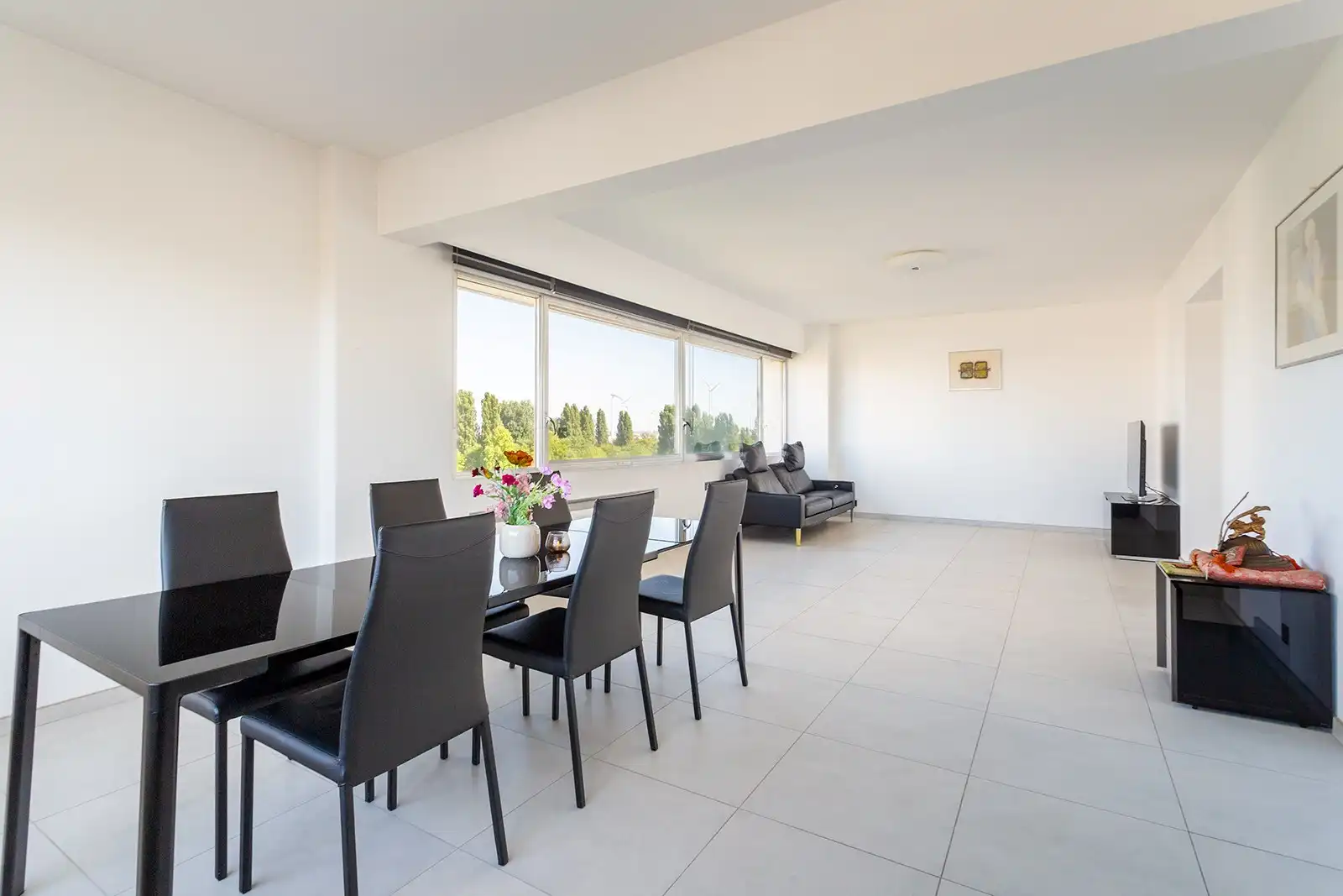 Instapklaar hoekappartement (150 m²) met veel lichtinval! foto {{pictureIndex}}