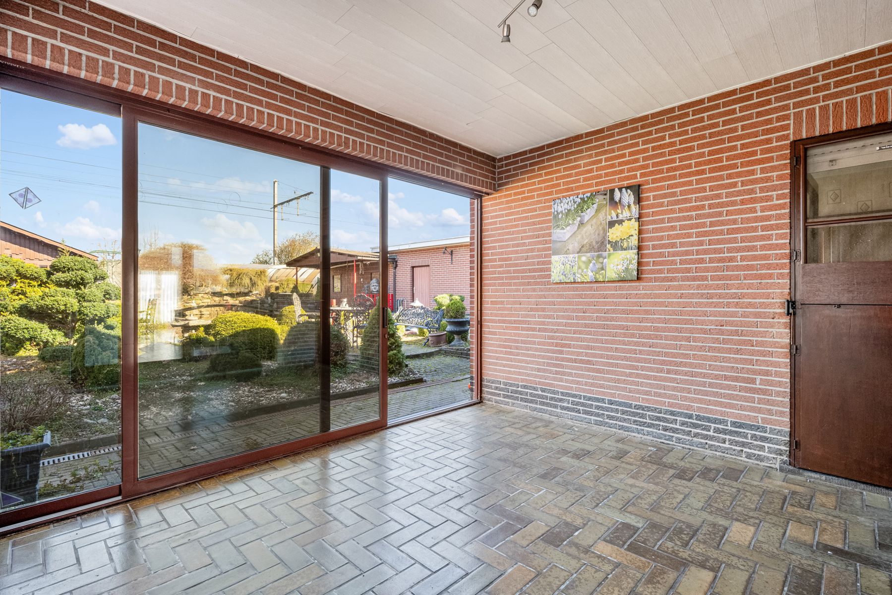 Charmante bungalow met aangelegde tuin en vijver foto 20