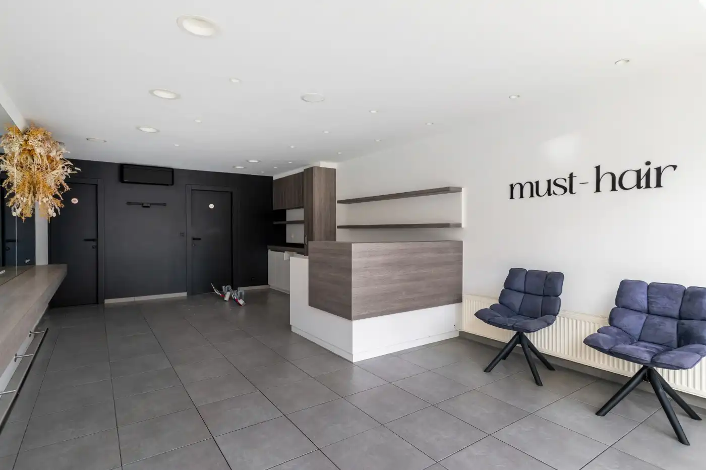 Volledig gerenoveerde woning met commerciële ruimte en 3 slpk. foto 9