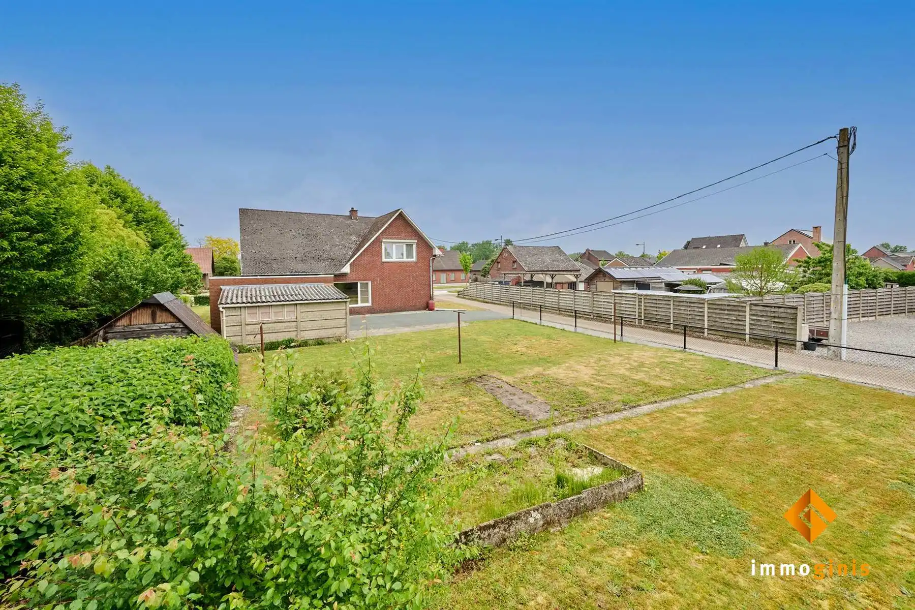 Verrassend ruime woning met 3 grote slaapkamers, 2 garages en groen zicht achteraan, op ruim perceel van 10a17ca.  foto 18